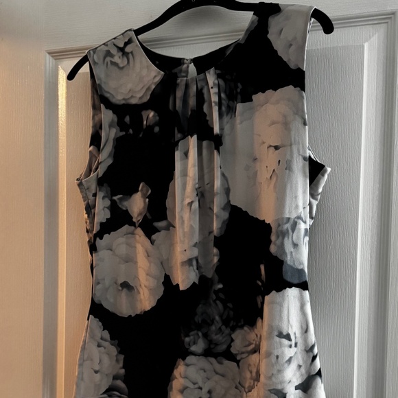 Calvin Klein Blk/Grey/White Floral Sleeveless Blouse - Picture 1 of 7